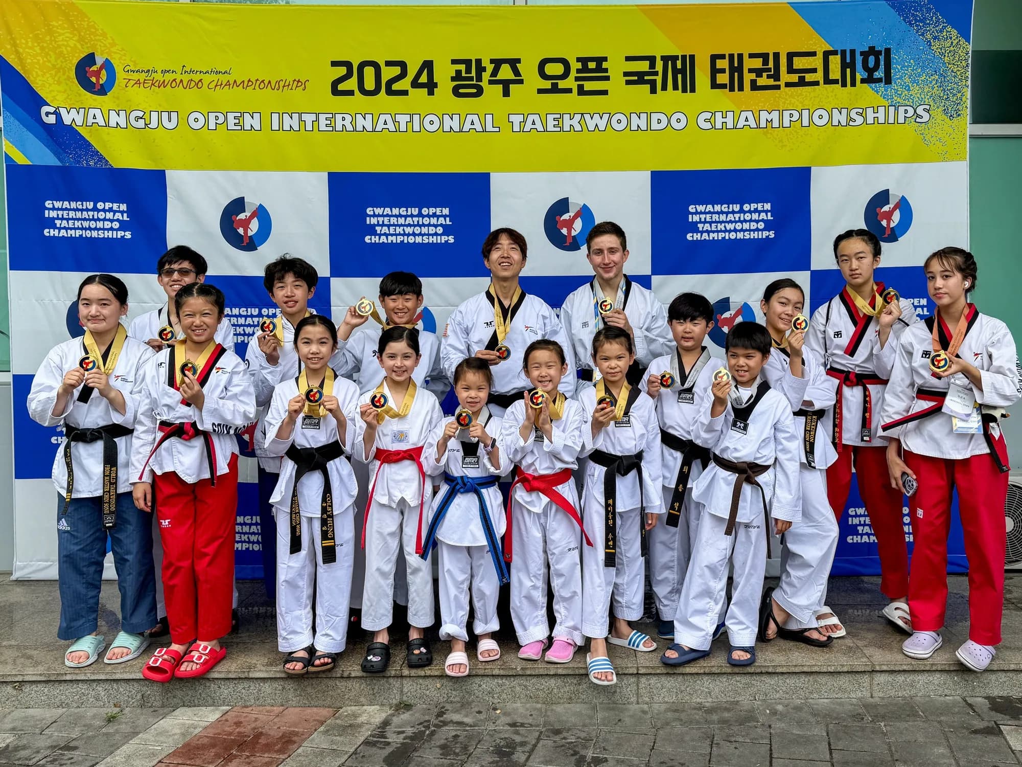 El equipo de competencia del Maestro Lee en el Campeonato Internacional Gwangju Open 2024, con el Maestro Lee al centro