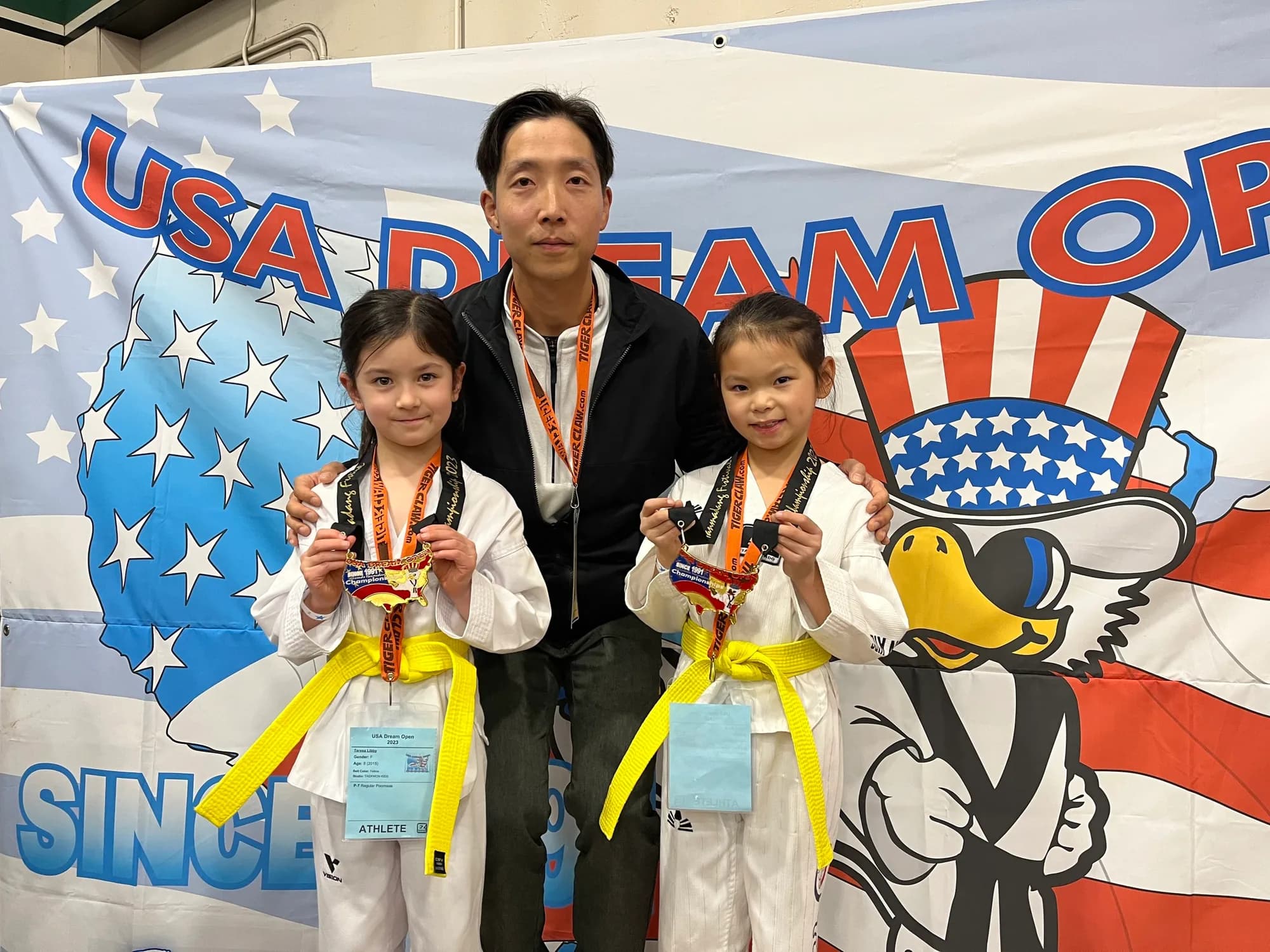 Dos estudiantes de la escuela anterior del Maestro Lee con medallas en el USA Dream Open